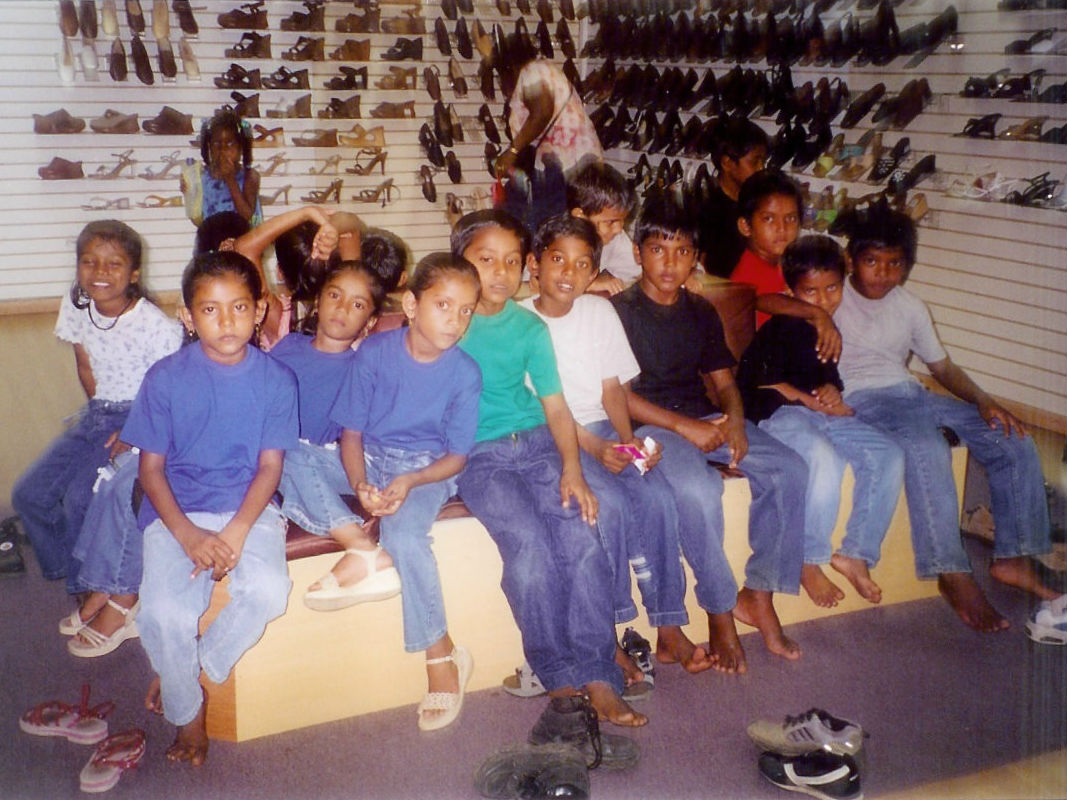 2004 Schoenen en kleding voor de weeskinderen van Suriname
