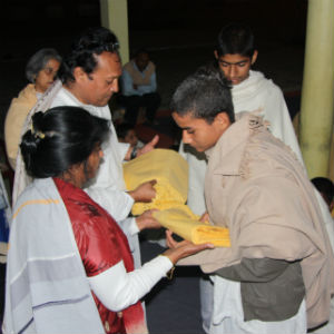 2009 Donateurs bezoeken projecten en schenken 500 warme dekens