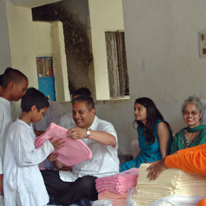 2007 Sjaals en leerboeken voor de kinderen van Ved Vidyalay te Delhi