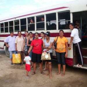 2008 White Beach met kinderen uit Suriname